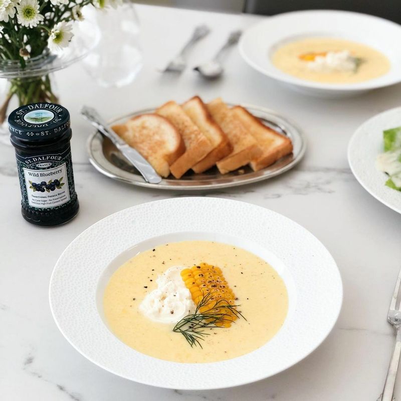 브런치로 초당옥수수 콜드 수프 🌽🌿
부라타 치즈랑 곁들여 먹으니까 ᴊᴍᴛ
오랜만에 먹는 시저샐러드도 맛있구 샹달프 블루베리잼 발라
먹는 토스트도 역시 맛있당
요즘 더워서 부엌에 있기 싫은데 차가운 요리 위주로 먹으면서 더위 달래는 중💦
#초당옥수수 #초당옥수수수프 #소라홈쿡 #옥수수