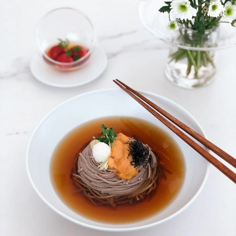 날이 넘 더워서 생각난 우니 소바 🌿
 녹진한 우니랑 같이 먹으니까 진짜 꼬소하고 맛있다
 
 사이드는 쯔유에 절인 방토
 단 짠 시원 최고야 😍  #우니소바 #성게알국수 #소라홈쿡