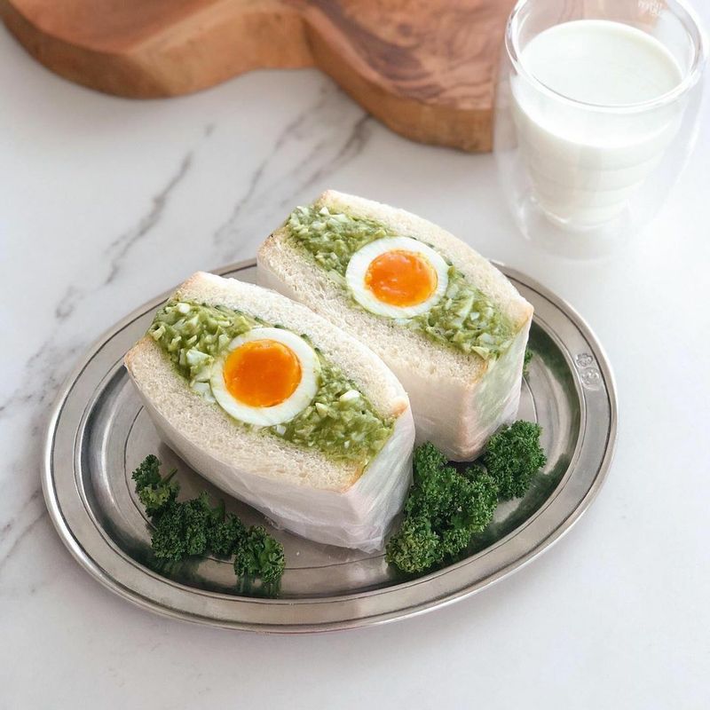마요네즈 대신 아보카도 넣어서 칼로리 걱정 덜한 에그 샌드위치🥑💚
속재료 : 아보카도 1개, 으깬 삶은 흰자 3개, 삶은 노른자 1개, 소금 후추 약간씩
빵 한면에 홀그레인 머스터드 바르고 속재료 다 섞어서 올리면 끝 👍🏻
#달걀아보카도샌드위치 #아보카도에그샌드위치 #소라홈쿡 #아보카도샌드위치