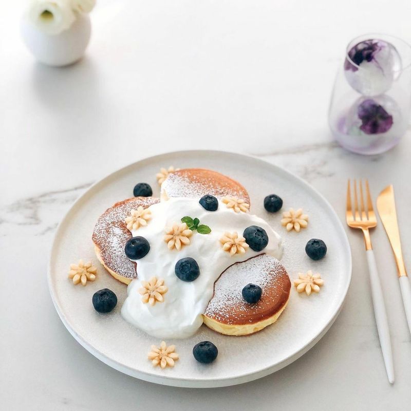 퐁신 수플레 팬케이크 (feat.바나나 꽃)🥞
 난이도 있지만 넘 맛있는걸 ❣️
   #수플레팬케이크 #수플레오믈렛 #소라홈쿡 #홈카페 #홈브런치