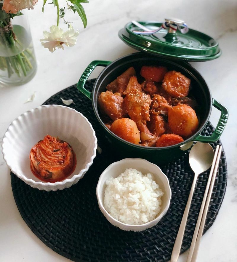 햇감자 듬뿍 넣고 엄마 레시피로 만든 닭볶음탕
 말해 모해 넘 맛있다🤭🥰
   #닭볶음탕 #닭도리탕 #집밥 #소라홈쿡