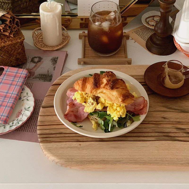 베이컨과 루꼴라, 계란, 크림치즈를 발라서 만든
크로아상 샌드위치에요.
저는 치즈를 좋아해서 빵 윗면에도 발랐는데
더욱 고소하고 맛있는거 같아요 #샌드위치 #에그크로와상샌드위치 #크로와상 #크로와상샌드위치