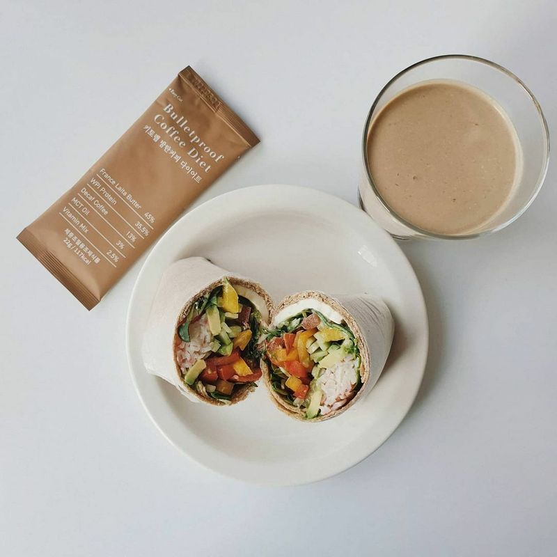 오늘의 저녁 - 통밀또띠아롤🌯과 방탄커피☕
.
오늘은 통밀또띠아에 아보카도, 파프리카, 오이, 토마토, 어린잎, 크래미, 치즈 가득 넣어 만든 또띠아롤과 방탄커피를 먹었어요
.
저탄고지 식단에 좋은 방탄커피💕
이런 단백질쉐이크는 처음이에요🙊
저는 아몬드브리즈에 타서 먹었는데 부드러운 믹스커피같은 맛이에요
단백질쉐이크 맛이 많이 나겠지 했는데
정말 커피 마시는 느낌!
디카페인이라 이 시간에 먹어도 걱정없어요☺
.
탄수화물 3g 밖에 되지않아서 키토식단 하시는 분들에게도 좋지만
탄단지 균형잡힌 식사대용으로 나온거라 다이어터분들에게도 추천합니다
저는 또띠아롤과 같이 먹었더니 배가 너무 불러요😆
이제 얘는 내 데일리 커피로 당첨💙 #키토랩 #방탄커피다이어트 #방탄커피 #단백질쉐이크 #또띠아롤 #키토제닉