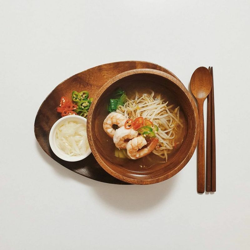 오늘의 저녁 - 곤약면쌀국수🥣
오늘 저녁은 곤약면으로 만든 쌀국수💕
쌀국수는 안들어갔지만 쌀국수 소스로 만든거니 그냥 쌀국수라고 할게요ㅋㅋㅋ
이번주 저녁은 닭가슴살과 채소만 먹으려고 했는데
오늘 날씨가 너무 추워서 국물을 안먹을 수 없었어요ㅠㅠ
쌀국수 국물 만들어서 곤약면, 새우, 청경채, 고추 넣고 스리라차소스와 양파절임까지 같이 먹으니 여기가 천국😇
사놓고 몇달동안 냉장고에 넣어뒀던 곤약면도 해치울 수 있었어요
두부면은 완전 좋아하는데 곤약면은 왜이렇게 손이 안가던지ㅠㅠ
근데 오늘 먹어보니까 곤약면이 쌀국수랑 딱이더라구요
띠용하면서 먹었잖아요🤭
곤약면 조금 담았는데도 지금 배에서 불어나고 있어서 포만감도 엄청나요☺
오늘도 추운데 고생하셨어요
내일은 더 춥대요! 따뜻하게 입고 나가세요🧸 #곤약면쌀국수 #쌀국수 #다이어트음식 #곤약면