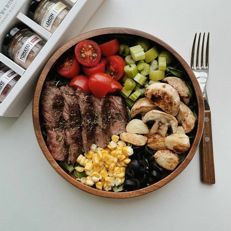 오늘은 고기충전❣ 요즘 고기가 계속 먹고싶었어요.. 더워서 그런지 기운도 없고 몸이 고기를 원했나봐요😂 물론 닭가슴살은 거의 매일 먹지만?ㅋㅋㅋ스테이크에 한국인의 소울 마늘도 가득 구워서 먹었더니 기운이 뿜뿜 나요💛
 
 스테이크는 #요리노리 블렌딩소금 중 와인소금을 찍어서 먹었는데 풍미를 더해주는 느낌이에요😌 와인, 토마토, 레몬, 와사비 4가지인데 삶은 달걀에 찍먹만 해도 맛있어서 앞으로 유용하게 쓸 예정🐒 선물용으로도 괜찮으니 추천합니다💛
 
 오늘도 수고 많으셨어요💙  #부채살스테이크 #스테이크 #요리노리 #블렌딩소금 #요리노리소금