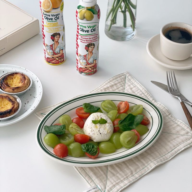 부라타치즈에 소금후추 찹찹 
 올리브오일 쪼르르 한뒤 바질잎 올려서 과일이랑 
 같이 먹으면 간단하지만 건강하고 맛있는 한끼 완성됩니다 😚 
 부라타치즈의 풍미로 와인 안주로도 너무 잘 어울려요 😌🧡  #부라타샐러드 #다이어트식단 #부라타치즈 #샐러드