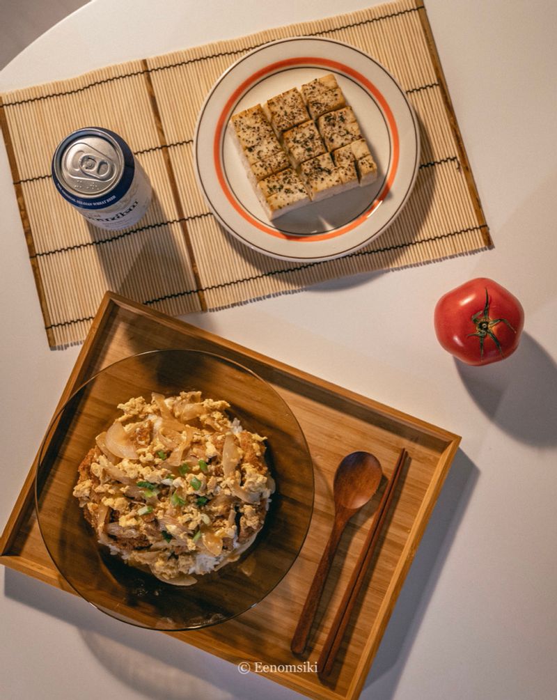 일식집에서나 볼 법한 덮밥류 메뉴는
 사실 집에서도 매우 손쉽게 만들 수 있어요.
 
 우리의식탁에서 찾은 돈가스덮밥 레시피는
 단짠단짠한 국물에 돈까스까지 올라가니 금상첨화!😌
 
 저는 가쓰오육수를 쯔유로 대체했는데,
 쯔유도 가쓰오육수를 농축한 거여서 대신해도 좋을 듯해요.  #돈까스덮밥 #돈까스 #돈가스 #일식 #쯔유