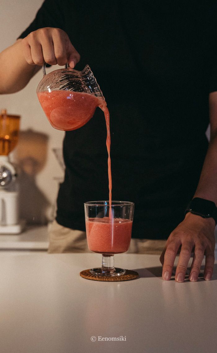 출출할 때는 토마토를 갈아먹곤 하는데요.
단맛을 내고는 싶은데 설탕이 걱정된다면,
당과 칼로리가 0인 당알코올을 이용하면
보다 안심하고 먹을 수 있어요.
평소 우리의식탁 레시피를 유의깊게 보셨다면
눈에 들어오는 저그가 하나 있으실 텐데요.
우리의식탁 스토어에 그 저그가
1만원대에 판매되고 있어 당장 들여왔습니다. #토마토주스 #주스 #토마토 #당알코올 #감성키친템