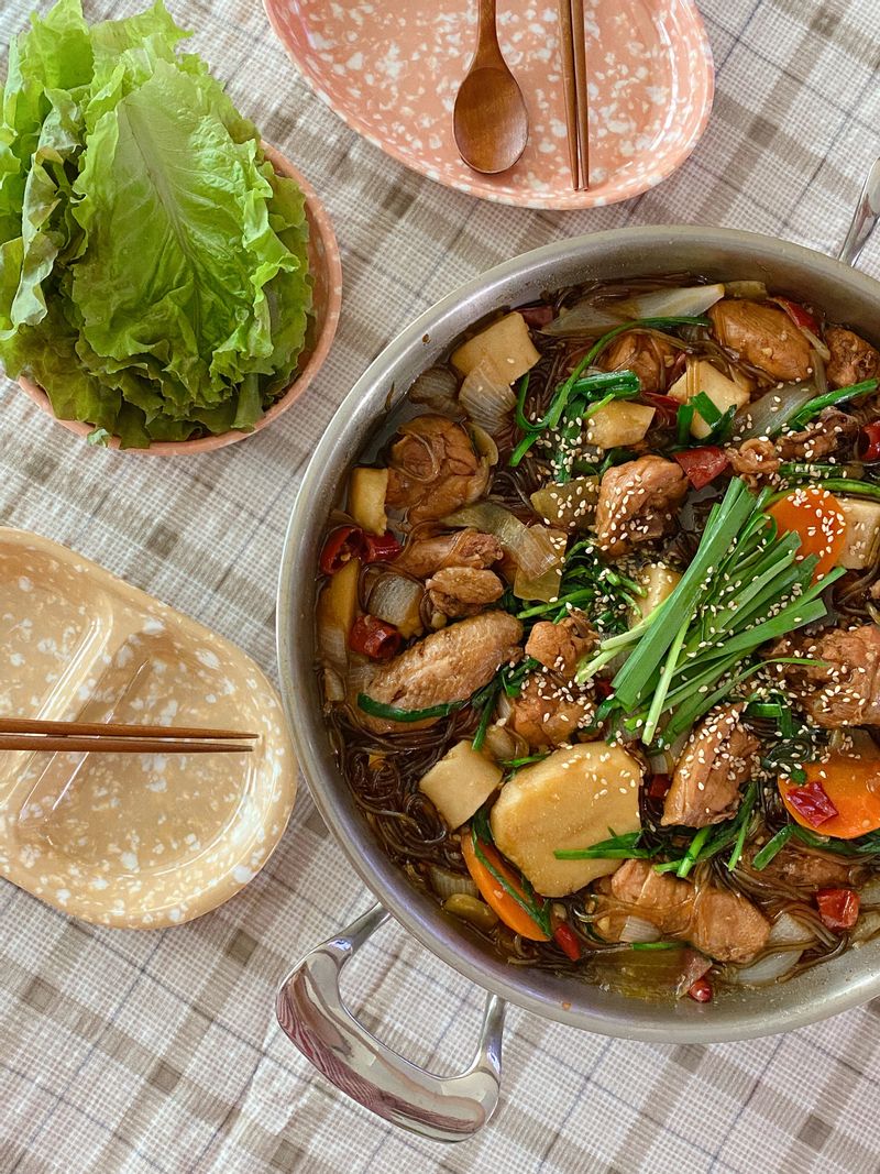 초복에 먹은 찜닭!🥘
복날을 챙기는 편은 아니지만 찜닭은 맛있으니까요~
요즘 시국에 나가서 사 먹기도 찝찝한데,
집에서 간단하게 조리할 수 있는 밀키트는 정말 최고입니다:)
감자 당근 양파에 떡까지 마음껏 넣어 먹을 수 있다는 것도 장점👍🏻 #안동찜닭 #초복음식 #초복 #밀키트추천 #밀키트 #찜닭맛집 #찜닭 #가족식사