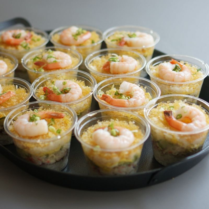 여름에 먹기 좋은 컵초밥입니다.
각종 야채부터 새우까지 골고루 넣어 한 컵으로 손쉽게 먹어요.
다양한 식감과 맛으로 먹는 즐거움을 찾아요. #새우 #손님초대요리 #손님접대요리 #여름음식 #영양간식 #초밥 #컵초밥