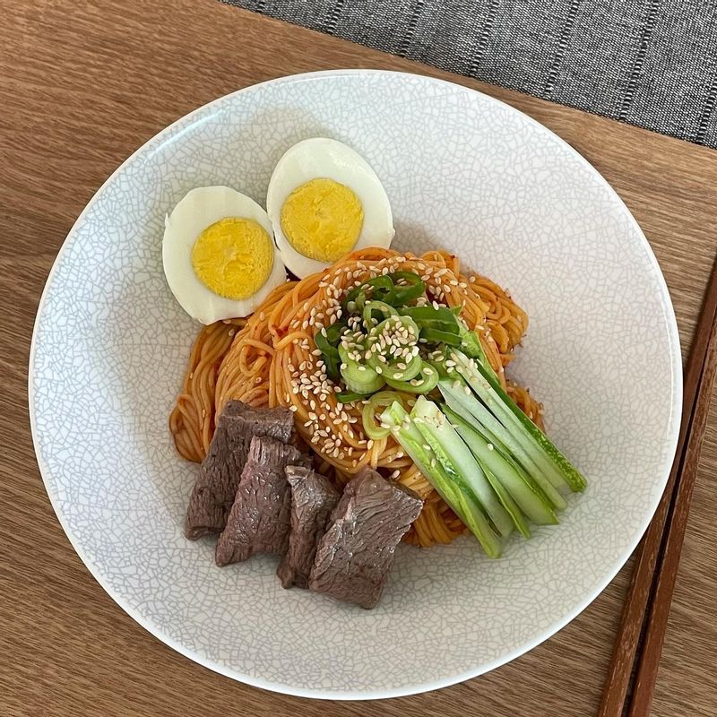 매콤 달콤 비빔국수 ✨
 감칠맛 나는 매콤함으로 더운 여름철
 입맛을 돋궈줄 비빔국수입니다!👩🏻🍳
 
 1. 소면을 삶아 찬물에 헹궈주시고 체에 밭쳐 물기를 제거해주세요 
 2. 비빔소스 : 고춧가루 1.5, 간장 1, 쯔유 1, 올리고당 1, 식초 1, 참기름 1, 다진마늘 1/3스푼을 넣어 비빔 소스를 만들어주세요 
 3. 소면과 비빔소스를 맛있게 잘 비벼주세요
 4. 삶은 계란, 채썬 오이, 청양고추, 대파 등 원하는 토핑을 준비해주세요 
 5. 살치살에 올리브오일과, 후추, 소금으로 밑간을 해두고 달군 팬에서 앞뒤로 구워주세요 
 
 매콤한 비빔면과 육즙가득한 소고기를 먹으니 
 더운 여름철 기운이 불끈! 솟는 기분이에요 ☺️  #비빔국수 #여름음식 #살치살비빔국수 #국수