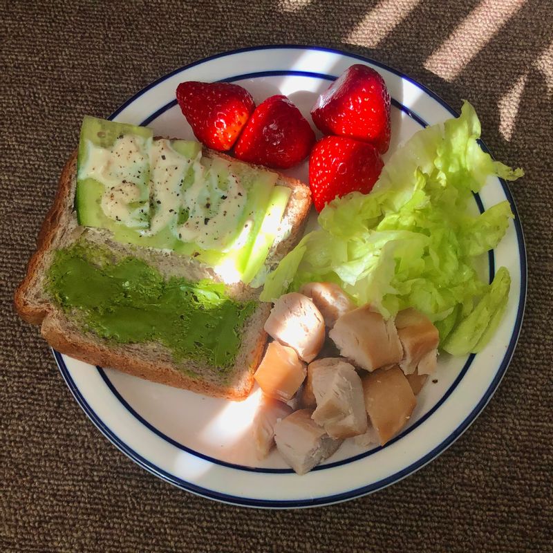 다양한 맛으로 즐기고 싶어서 샐러드, 반반토스트 
 (녹차잼, 오이토스트)로 만들어봤어요.
 나만의 반반토스트로 눈으로 한번 입으로 두번 느껴보세요 :) ꯁ   #오이토스트 #토스트 #반반토스트 #샐러드