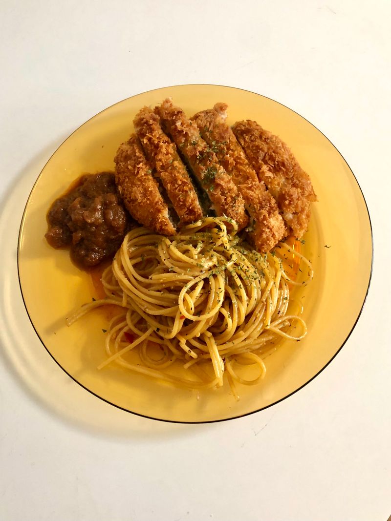 이지잇 흑돼지 돈까스에 파스타를 곁들여 먹었어요.
 돈까스에 할라피뇨 소스가 같이 들어있어서 
 느끼함을 잡아줘 마지막 한입까지 맛있게 먹었답니다 !  #돈까스 #흑돼지돈까스 #돈까스파스타 #파스타 #간편레시피