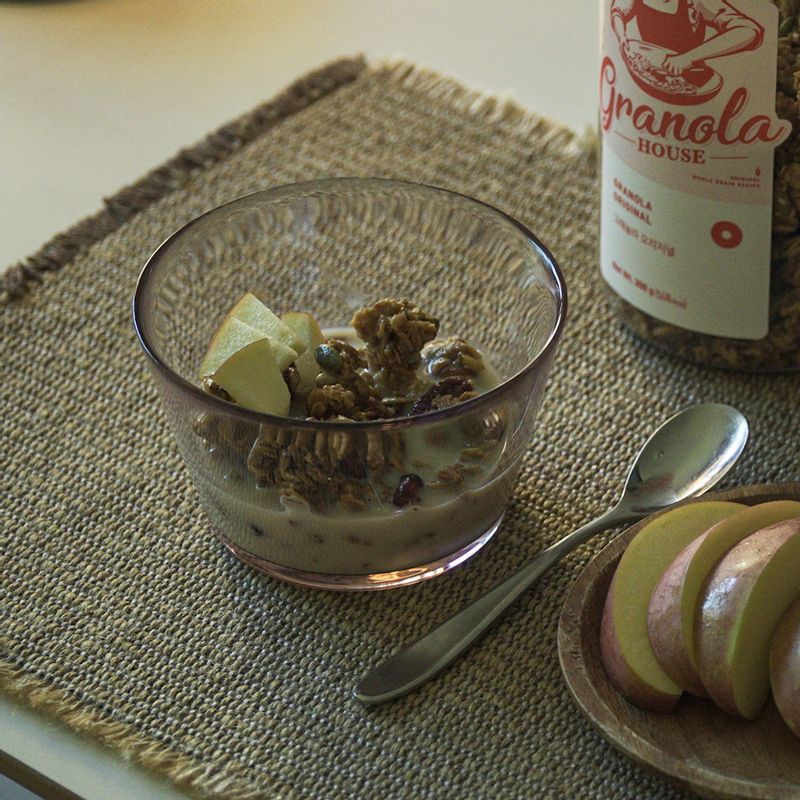 인생 그래놀라에요! 
 내용물이 얼마나 알찬지 감동이에요. 🤩 
 아침에 두유와 사과 곁들여 건강하게 먹었어요.  #수제그래놀라 #그래놀라 #그래놀라추천 #그래놀라하우스 #아침식단