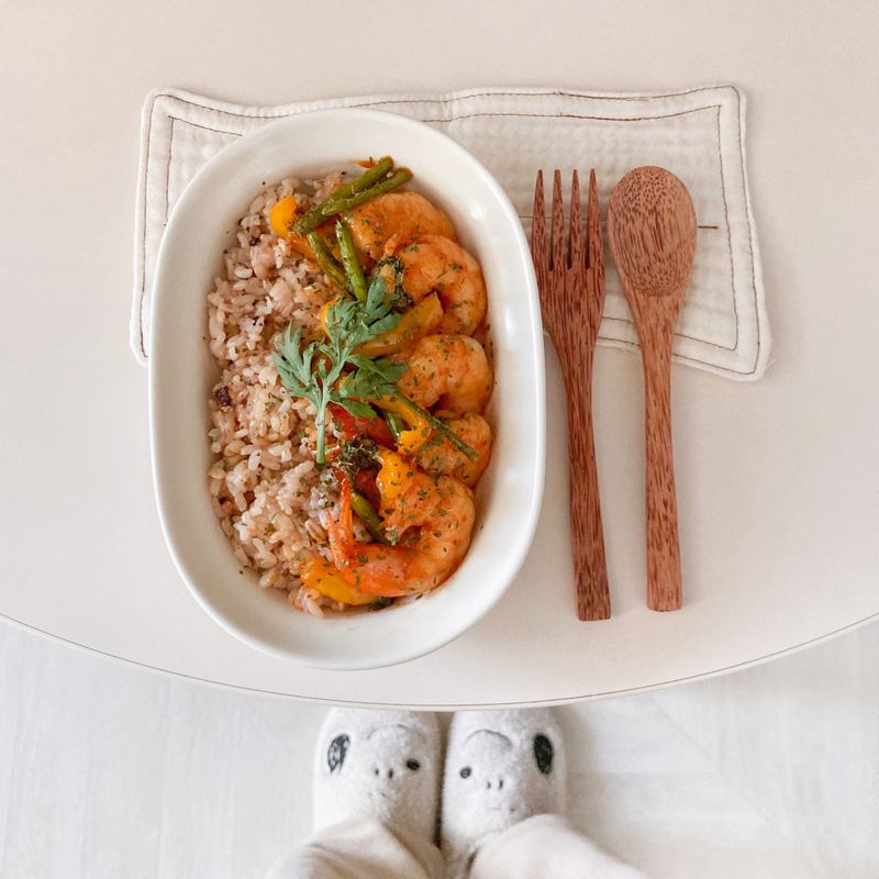 칠리새우에 쑥갓을 듬뿍 넣고, 
 밥을 더해 덮밥으로 만들었어요. 
 향기로운 쑥갓이 정말 잘 어울린답니다 !  #칠리새우 #쑥갓요리 #새우덮밥 #덮밥 #새우