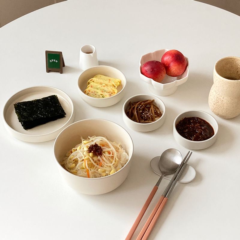 콩나물밥 / 쌀 1컵 콩나물 100g 물 3/2컵
간단하지만 너무 맛있는 메뉴 중 하나에요 !
김과 달걀 등 반찬과 같이 곁들이기도 좋고,
아삭한 식감이 정말 매력적이에요 #콩나물밥 #콩나물 #비빔밥