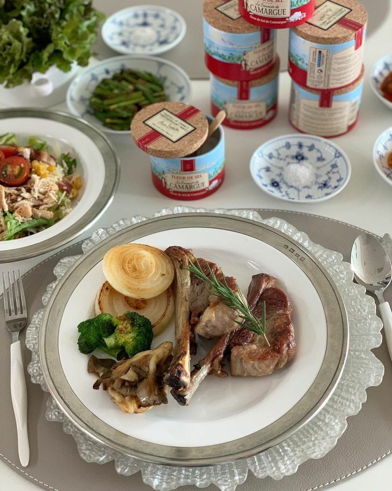 잘 먹어둬야 무더위도 거끈하죠☺️
아침부터 고기먹는 집.🙈
애정하는 하이디라덴에서 구입한 카마르그꽃소금 콕 찍어 먹으면 우와아아아~~~하는 맛!😍 #카마르그 #카마르그꽃소금 #하이디카페 #르소니에 #집밥 #온더테이블