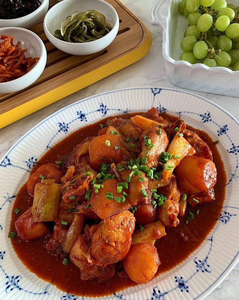 오늘 닭볶음탕 정말 맛있었어요☺️👍
 저는 @comble2 꽁블님 닭볶음탕 레시피로해요. 다른레시피로도 해봤는데 아이들도 이 닭볶음탕이 제일 맛있다고 해요. 국물이 많지않고 걸쭉해서 밥 꼭 비벼드시구요. 물이 안들어가요. 꽁블님 레시피는 오픈되어있으니 재료, 소스만 적어놓을께요. 꼭 해서 드셔보세요.😁
 ✔️재료 : 닭800~1kg기준, 당근 1/2개, 감자3개, 양파 1개, 대파 1대
 ✔️소스 : 정종 150ml, 미림 150ml, 간장4T, 고추장 3T, 다진마늘 1T, 고춧가루 1T, 참기름2T, 후춧가루 조금  #닭볶음탕레시피 #닭볶음탕 #집밥 #한식 #온더테이블