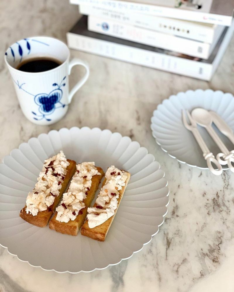 올리브오일을 바른 식빵을 구워서 리코타치즈, 크러쉬드레드페퍼,꿀을 뿌려 먹음. 리코타치즈를 만들었는데 소비가 안되어서 빵에 발라 먹으니 맛있네요.
 요즘 요리책이 너무 재밌음.🙃  #커피스타그램 #티타임 #온더테이블 #홈카페 #로얄코펜하겐 #토스트 #리코타치즈