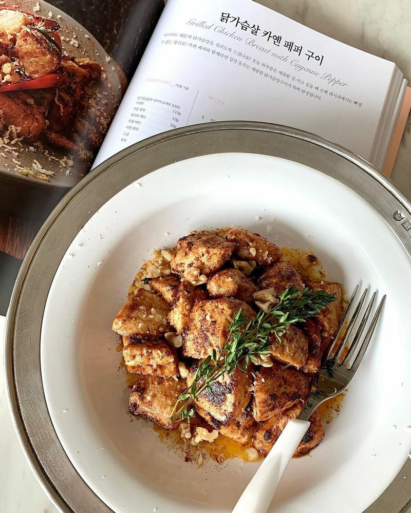 #내돈내산#요리책
요즘 윤은혜씨 팬되었어요.😁
요리를 너무 잘해서 티비볼때마다 빠져들더라구요.주방도 너무 멋있고...
요리책 냈다길레 보고싶어서 얼른 샀네요. #닭가슴살카옌페퍼구이 #윤은혜요리 #홈파티 #홈쿡 #온더테이블