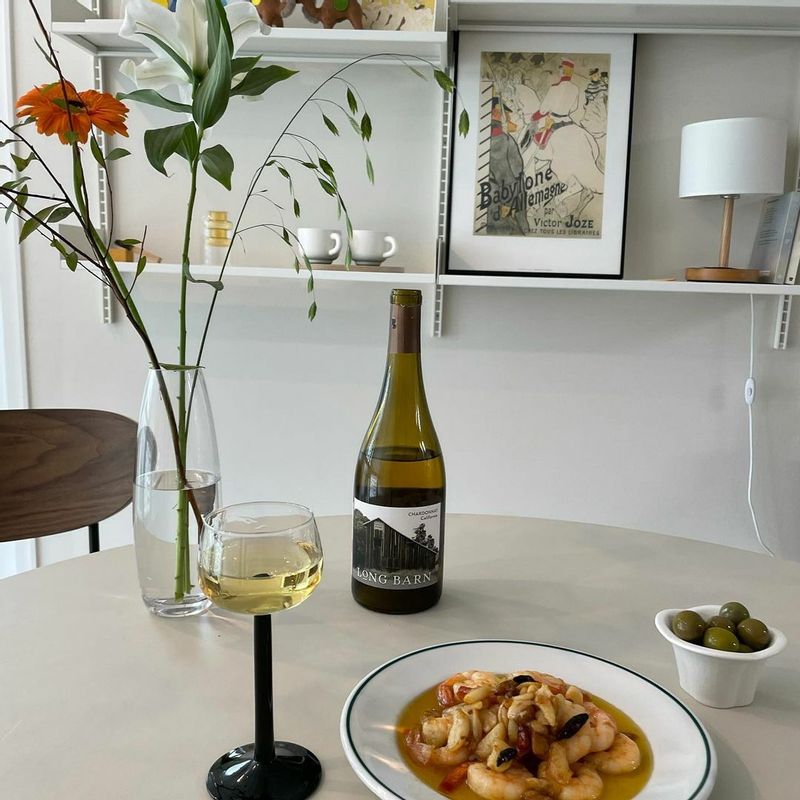 나른한 오후🌼🌾
.
.
친구가 집으로 놀러왔어요☺️
라구 졸이는 동안 간단하게 감바스🍤
오랜만에 수다떠는 오후 너무 좋네욤
.
롱반 샤도네이 근데,,
향 너무 풍부하고 부드러워요ෆ´͈ ᵕ `ෆ
무슨 와인 먹을지 고민되는날 슬-쩍 추천이요,,🧡 #와인 #홈바 #롱반샤도네이 #솔구하우스 #솔구테이블