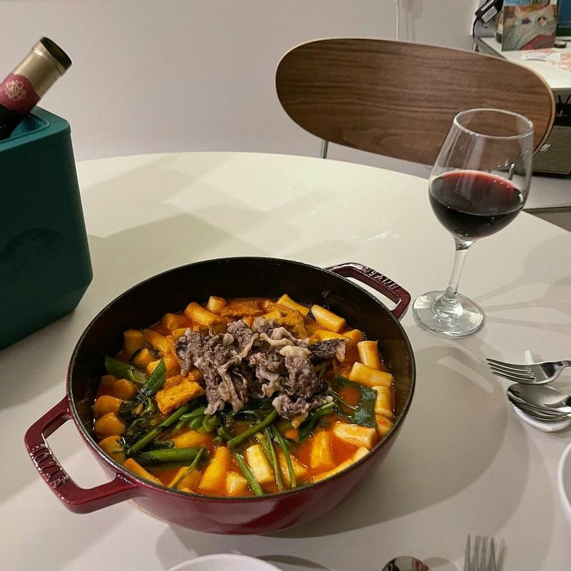 소원성취🥰
 .
 .
 몇 일 전부터 이게 너무 먹고 싶었,,
 국물떡볶이에 파, 미나리 넣고
 차돌 구워서 얹어주면 행복보장🙆♀️
 .
 여기에 달달한 레드와인 한 잔이면 캬,,
 안드신 분 있으시면 당장 드셔보셔요❣️
 .  #차돌박이떡볶이 #차돌떡볶이 #홈파티 #떡볶이레시피 #와인안주