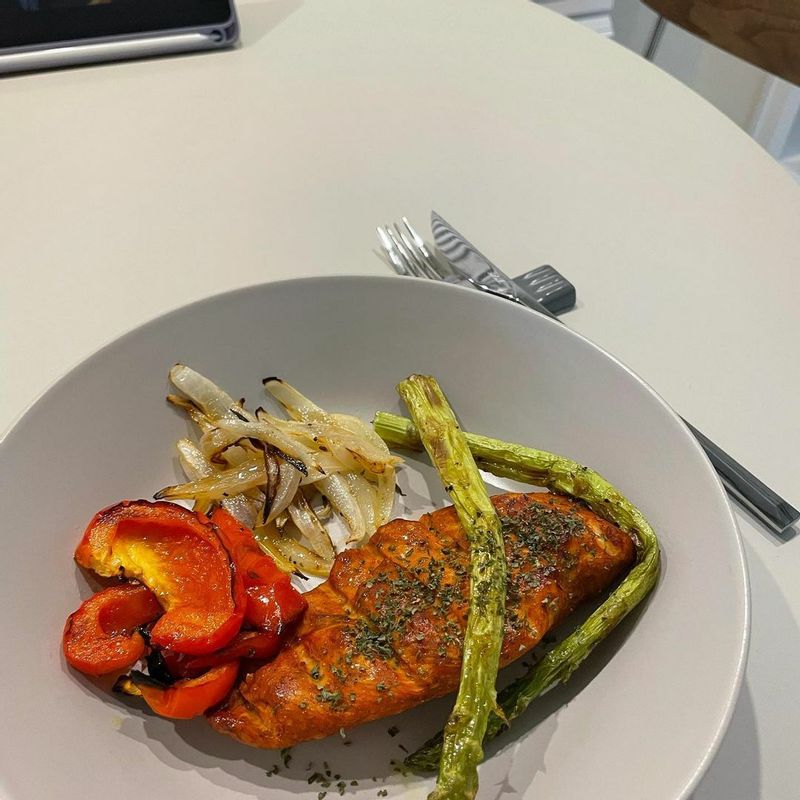 오늘 저녁은 간단히🫑🧅
 .
 .
 오븐팬에 닭가슴살 한덩이, 양파, 파프리카 총총 썰어서 흩뿌린 후 아스파라거스 양쪽에 올리고 올리브유 초ㅑ🔆 마무리로 파슬리 솔솔 뿌려주면 뚝딱 한 끼‼️  #닭가슴살스테이크 #닭가슴살구이 #홈스토랑 #다이어트음식 #닭가슴살요리