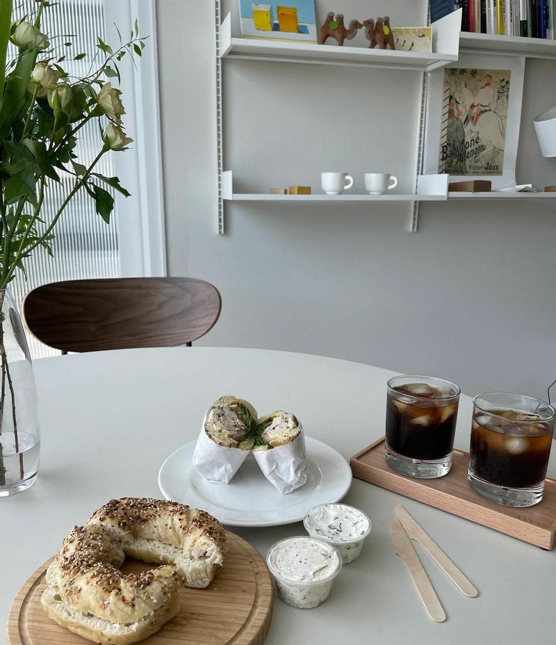 베이글사랑🥯🤎
.
.
아침부터 베이글에 커피가 넘 생각나서
이 집 베이글 먹으면
꼭 미국이 생각나요..🥺 #홈카페 #홈브런치 #브런치메뉴 #베이글 #크림치즈 #어니언크림치즈 #아메리카노