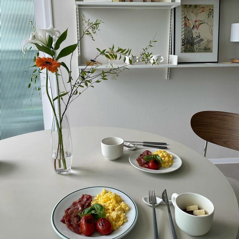 조식느낌🥰🌿
 .
 .
 약간 촉촉한 스크램블에그에
 살-짝 바삭한 베이컨,,
 구운토마토+바질이면 휴양지 예약이요✈️
 .
 이거 먹구 식물구경하러 갈 생각에
 너무 너무 신나는 중🪴🤪  #조식 #호텔조식 #아메리칸브렉퍼스트 #홈브런치 #아침식사