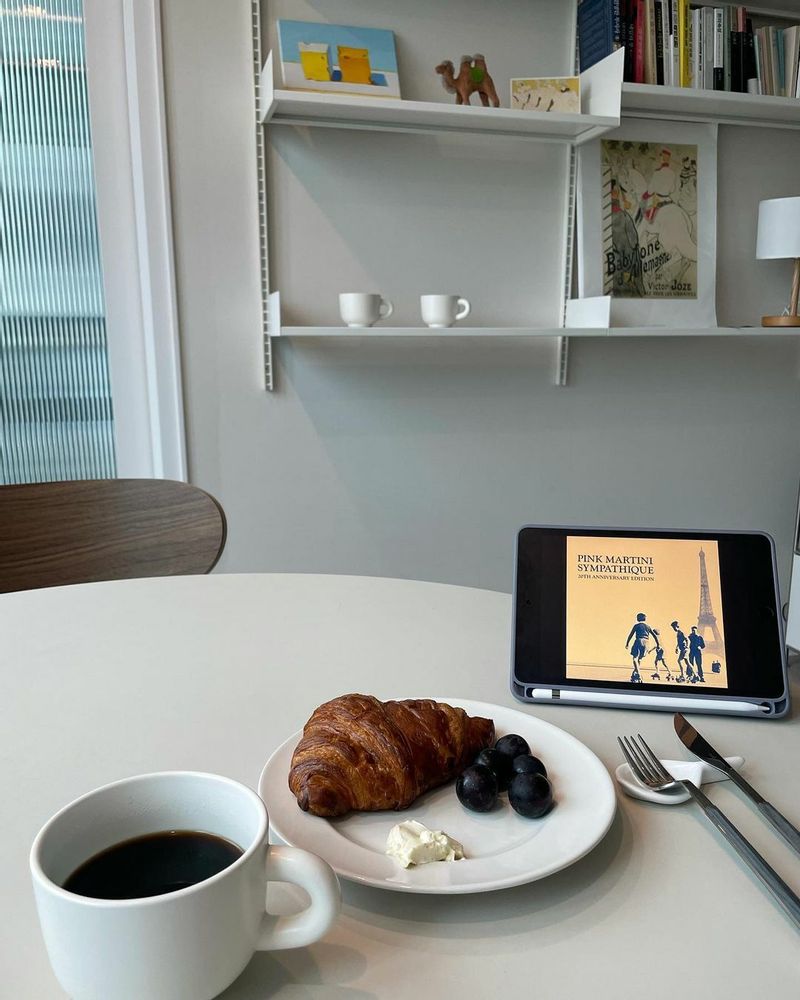 Morning✨🌧🥐
 .
 .
 비오는 주말 오전 느즈막히 일어나서
 갓 구운 크로와상에 크림치즈, 그리고 포도 몇 알이면
 참 기분이 좋아지네요(덤으로 귀여운 컵 개시하니 더 좋구요😊)  #주말아침 #홈카페 #조식 #크로와상 #커피