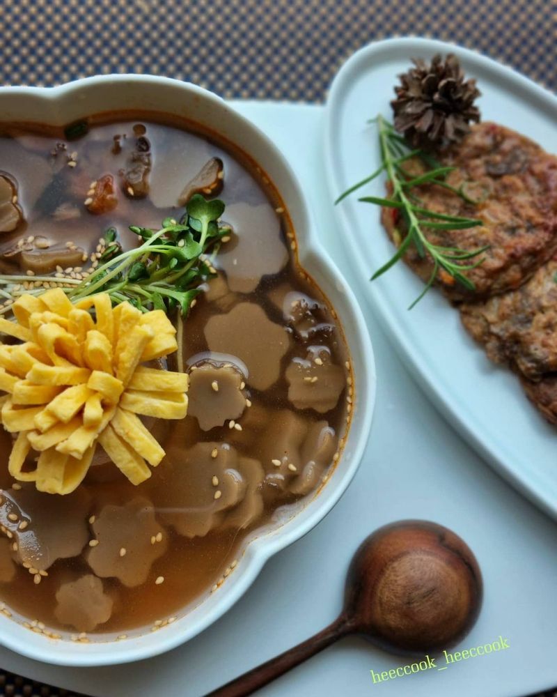 국내산 도토리묵이라 완전
 탱탱하니 아기 엉덩이같다🤭
 
 묵국수를 하려다가
 꽃잎모양으로 찍어
 떠먹는 묵국수를
 만들어봤다
 흘러내는것 없이
 떠먹기 편했다
 
 찍고남은 자투리 묵으로 김치와 채소넣어 전을 부쳤다
 
 다음부턴 그냥 묵썰어 묵국수로 해먹어야지~~
 소꿉놀이는 그만~~~
 
 묵전은 한번 해먹어본걸 로 만족  #도토리묵전 #막걸리안주 #묵국수 #묵밥 #도토리묵