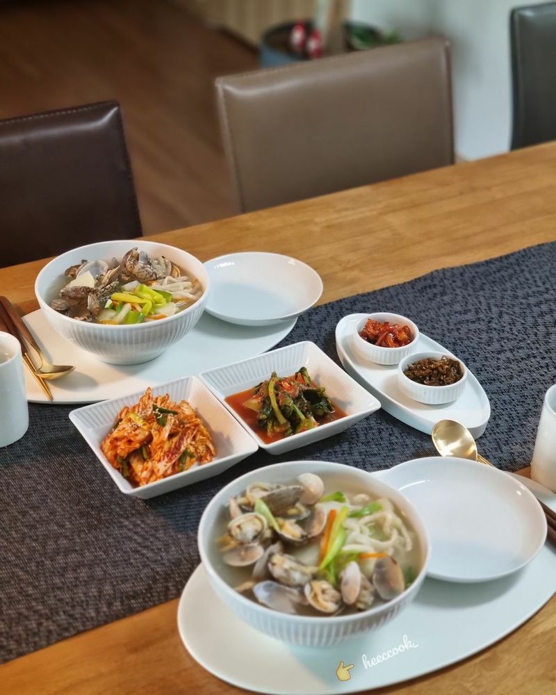 #점심
 
 올만에 아들과 점심
 날도 꾸물꾸물해서 장터에서 사온 바지락으로 칼국수를 했다
 #같이먹으니 맛있네#혼밥 지겨워
 #홈쿡#집에서 외식 하는기분으로  #바지락칼국수 #해물칼국수 #칼국수 #배추겉절이 #집밥