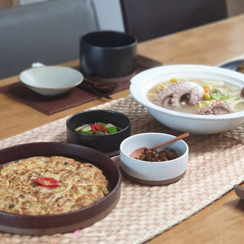 #늦은점심
 #20201227
 #낙지한마리수제비
 
 치자가루와감태가루로 수제비 반죽
 땀 뻘뻘 흘리며 반죽하는 남편모습이 왜케웃긴지🤣🤣🤣
 
 낙지한마리해동시키고
 동그랑땡 반죽으로 고기전
 청양고추장아찌송송썰어
 수제비에 얹어 잘익은 김장김치로
 한 끼 해결
   #낙지한마리수제비 #삼색수제비 #수제비 #고기전 #집밥