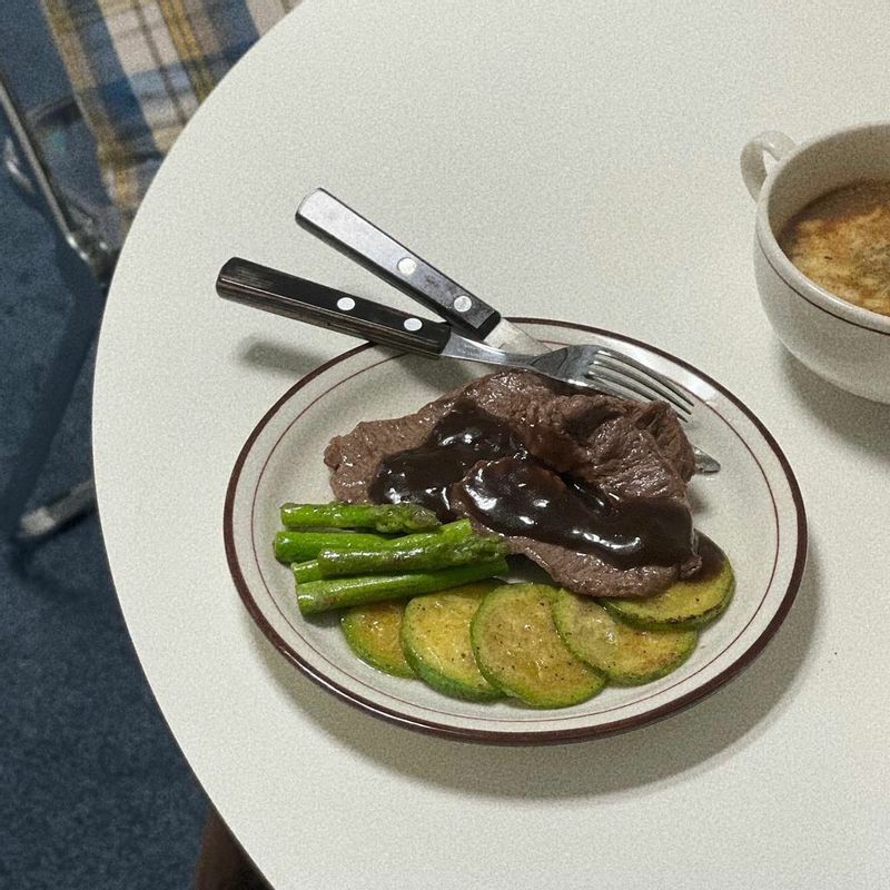 테키 + 주키니 아스파라거스  #스테이크 #가니쉬 #주키니 #아스파라거스 #홈스토랑 #자취요리