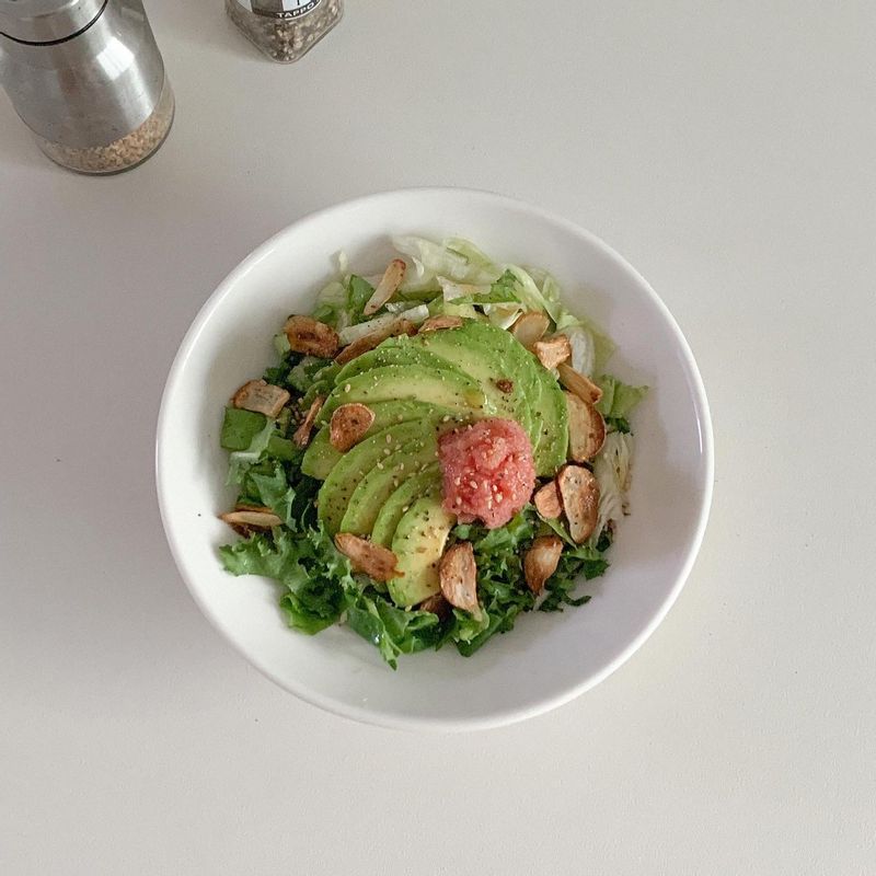 눈으로 먹고 맛으로 먹는 아보카도 명란 비빔밥🥑🥣💛
 꼬소하고 부드러운 아보카도와 
 짭쪼롬한 명란의 조화가 너무 좋아요〰️
 마늘칩의 킥 까지!✨  #아보카도명란비빔밥 #아보카도 #비빔밥 #명란아보카도비빔밥 #집밥