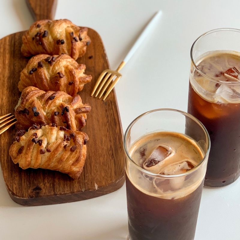 베이킹을 좋아하지만 더운 여름엔 쉬운 일이 아니에요. 
 이지잇 메이플피칸 생지로 간편하게 홈카페를 즐기니 
 몸도 마음도 편한 시간이었어요.  #이지잇냉동생지 #에어프라이어생지 #홈카페 #메이플피칸 #디저트 #홈디저트