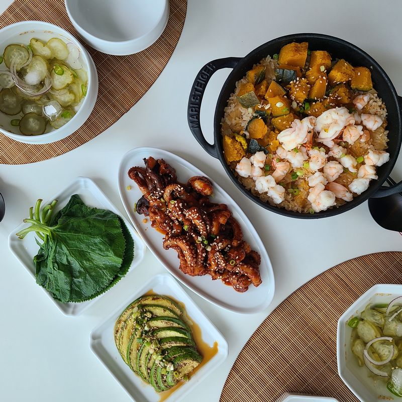 달콤한 단호박, 매콤한 김치, 감칠맛 새우가 만난 
 한그릇 뚝딱 메뉴입니다. 
 별미식, 손님초대요리에도 강추합니다.   #우리의솥밥식탁 #단호박김치새우솥밥 #단호박 #솥밥 #근사한솥밥 #무쇠솥밥 #한솥밥