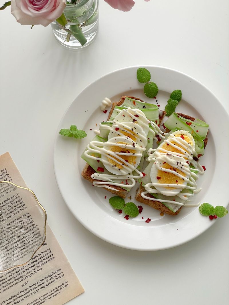 오이 계란 마요네즈 에 맛을잡아주는 레드페퍼를
살짝넣어 쉽고 예쁜 샌드위치를 만들었어요 #오이샌드위치 #오이 #오픈샌드위치 #다이어트 #샌드위치