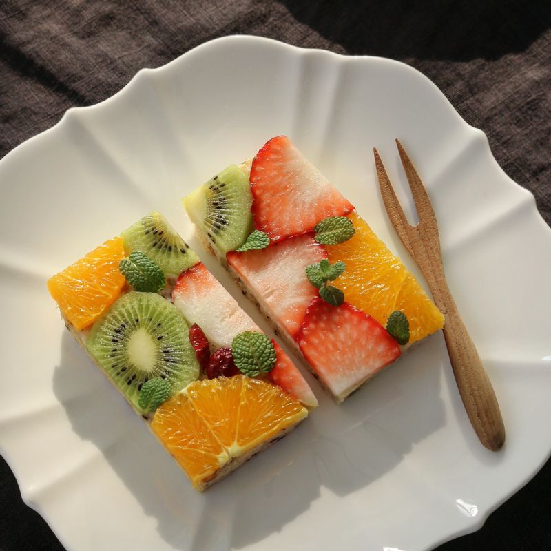 "꿀이랑 상콤한 크림치즈를 발라 좋아하는 과일을 올리면 예쁜 오픈샌드위치가 완성:)
 브런치로도 먹으면 기분이 업!"  #과일 #오픈샌드위치 #브런치 #샌드위치 #홈카페