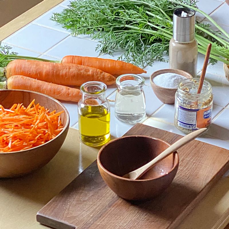 처음 당근라페를 먹었을때 정말 제가 너무 좋아하는 맛이여서 반했어요:) 샐러드에도 넣어서 먹구요~ 특히 전 달걀샌드위치 만들때 꼭 넣어서 먹어요~ 아직까지 안드셔보셨다면 꼭 만들어보세요;)  #당근라페 #샌드위치 #샐러드 #브런치 #당근
