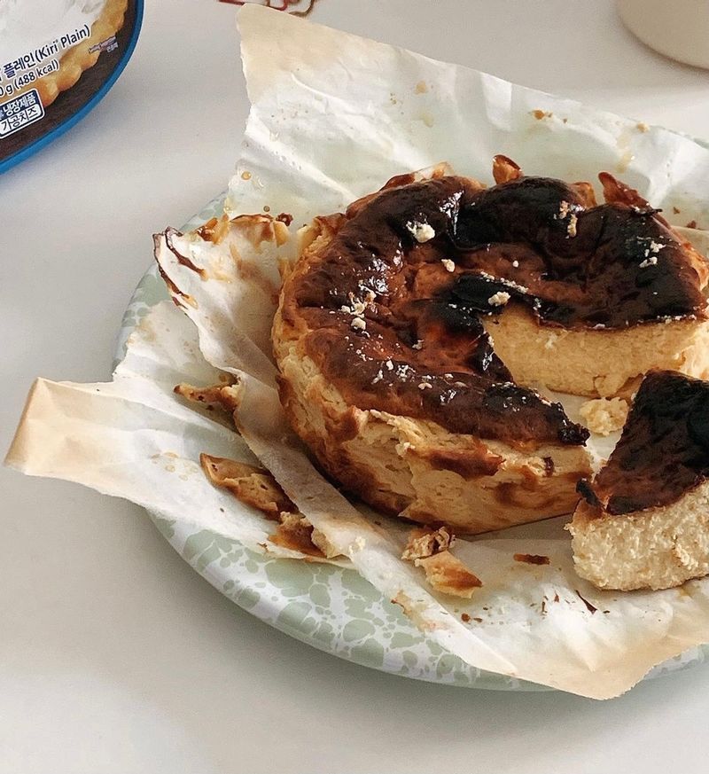 바스크치즈케이크 / 레시피를 참고해 두유를 사용한 바스크치즈케이크를 만들어보았어요. (버터,밀가루,계란x) #바스크치즈케이크 #두유치즈케이크 #두유 #노밀가루 #홈카페 #치즈케이크