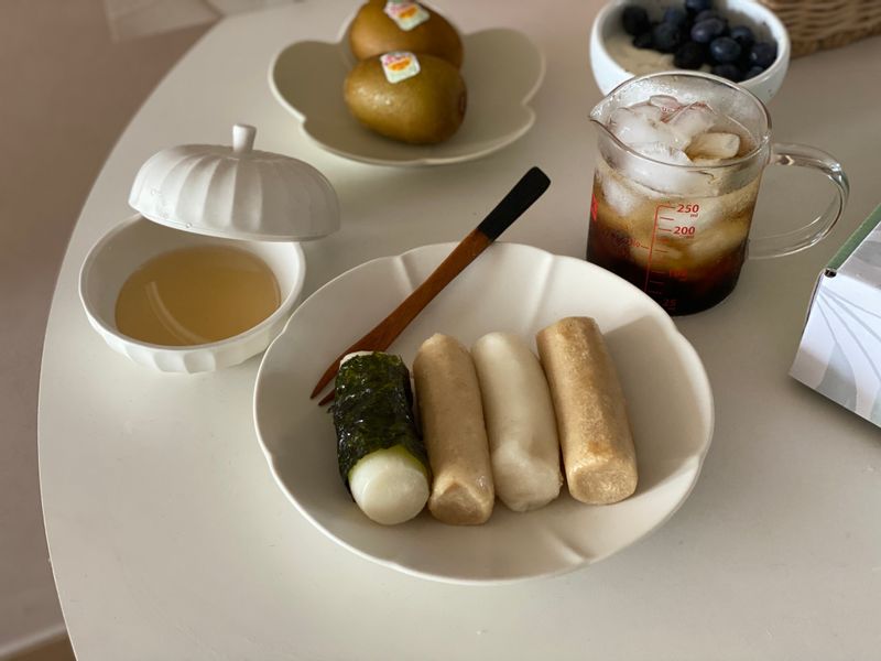 오랫만에 든든한 떡모닝입니다 ☺️
어렸을 때 입맛이 없으면 이모가 방금 쪄낸
따뜻한 가래떡에 김을 싸주셨는데
그게 어찌나 맛있었는지,,❤️
입맛 없을때 드셔보세오 강력추천입니당😇 #홈카페 #온더테이블 #떡모닝