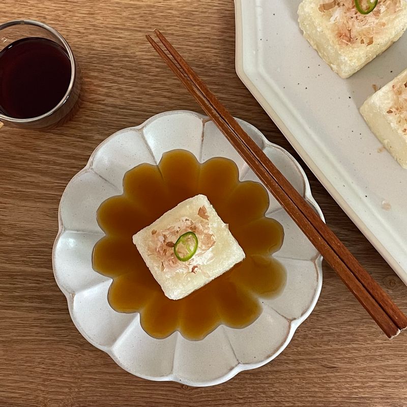 일본식 두부튀김 
 '우리의식탁' 레시피로 겉은 쫀~득✨
 속은 촉촉한 두부튀김을 만들어보았어요.
 실파대신, 매콤한 청양고추를 얇게 썰어올려 
 매콤한 맛으로 포인트를 살려주었답니다. 🥢
 더운 여름, 두부튀김과 시원한 맥주 한잔이면
 열대야도 문제없을거 같아요 🥰🍺✨  #두부요리 #두부 #일본식두부튀김 #두부튀김 #야식메뉴