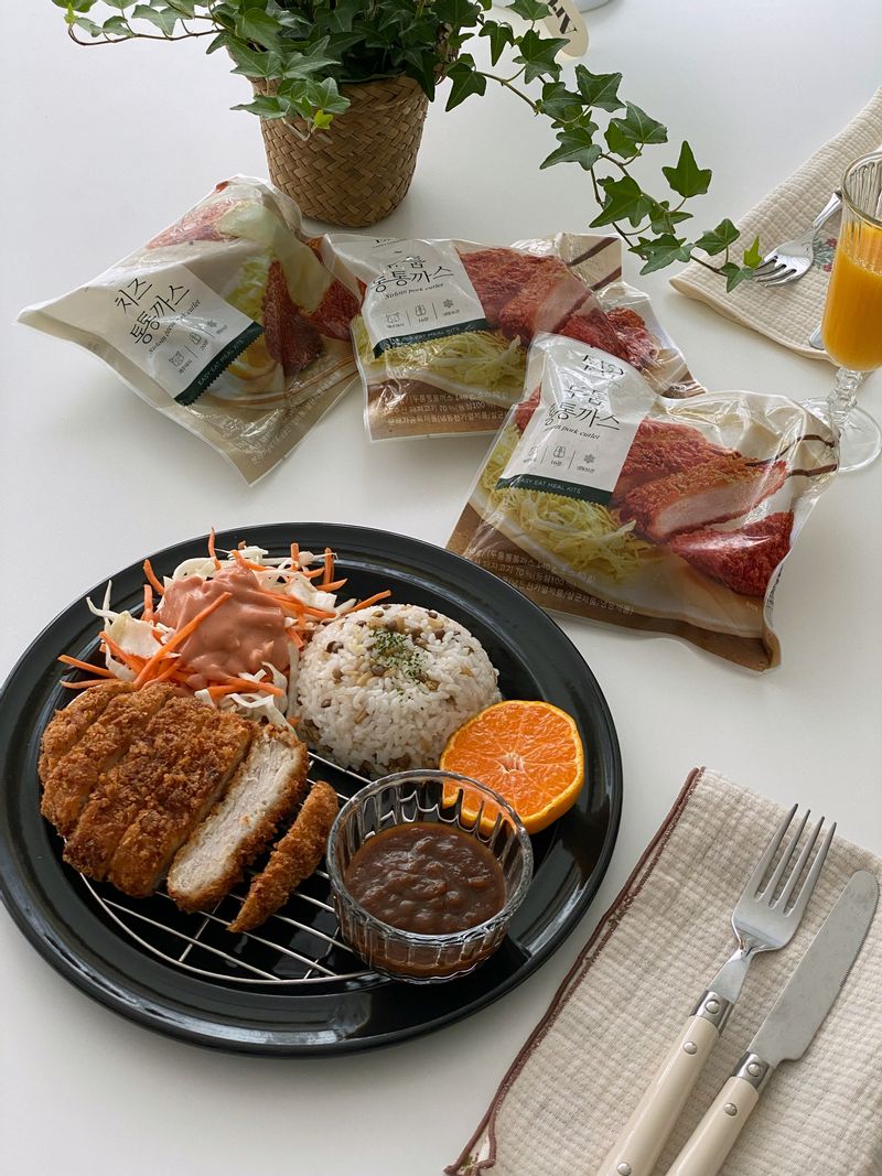 이지잇두툼치즈통통까스
 제주 흑돼지가 통으로 들어가 있는 이지잇 돈까스는 
 별다른 조리 없이 에어프라이어에 16분이면 
 바삭하고 두툼한 돈까스를 만날 수 있어요:)   #이지잇통통까스 #돈까스 #치즈돈까스