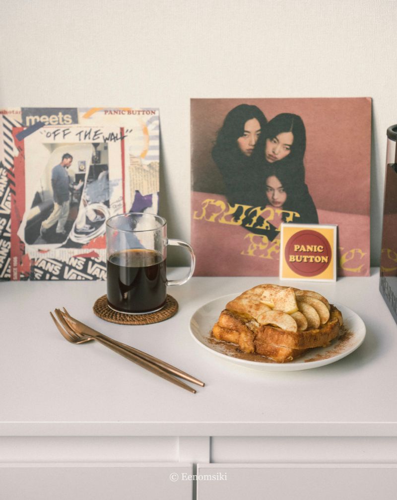 제주도 한 카페에서 애플시나몬토스트를 먹었는데,
시나몬향과 달달한 애플토스트의 조화가
너무 맛있어서 돌아오자마자 따라 만들어봤어요.
사과를 잘 안 다루어봐서, 모양내기는 서툴지만
시나몬 팍팍! 꿀 팍팍!
향긋한 두 조합이면 맛은 이미 말 다했죠. #애플시나몬토스트 #토스트 #브런치 #홈브런치 #홈카페