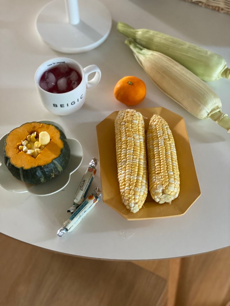 여름은 초당옥수수의 계절🌽
좋아하는 단호박에 이옥수수 잔뜩 넣어
단호박콘슬럿(?) 만들어 봤어요 :)
버터 넣고 전자렌지에 돌렸더니 아삭아삭
단짠단짠 꿀조합!😋 #홈카페 #단호박 #초당옥수수 #온더테이블 #옥수수