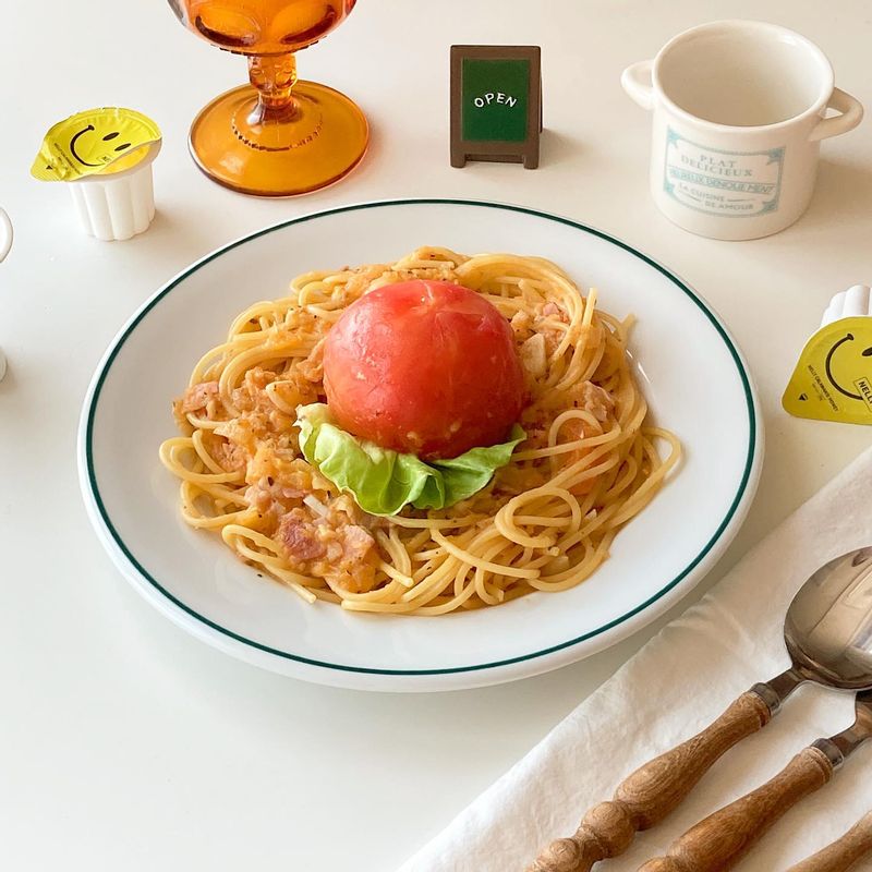 토마토 소스 
 
 토마토2k , 양파 1개 반 , 마늘 10알, 파마산 치즈
 오레가노, 바질 
 
 토마토 2K는 데쳐 껍질 제거한다
 
 팬에 올리브유 2T를 둘러 토마토, 양파를 넣고 볶는다 
 토마토가 흐물해지면 주걱으로 으깨거나, 믹서에 갈고,  마늘을 다져 넣는다 
 바질, 오레가노를 넣고,
 1-2시간 정도 약불에 뭉근히 끓여준다 
 마지막으로 치즈와 소금을 넣고 간을 맞춘다
   #토마토소스 #토마토파스타 #파스타 #토마토