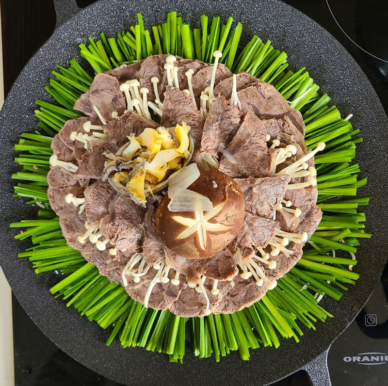 보양식으로 좋은 아롱사태수육입니다. 전골식으로 차리면 한정식집 분위기 나죠. 
 고담백 저지방 저칼로리 건강한 메뉴입니다.  #아롱사태수육 #사태수육전골 #보양식 #아롱사태 #복달임