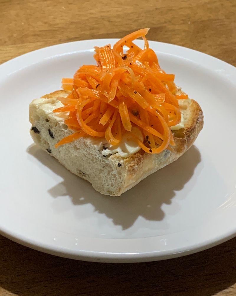 당근으로 새콤달콤한 라페를 만들었어요! 치아바타 빵에 크림치즈를 발라 라페를 올려 먹으니까 너무 맛있었어요! ❤️  #당근라페 #당근라페샌드위치 #홈브런치 #브런치 #홈카페 #당근