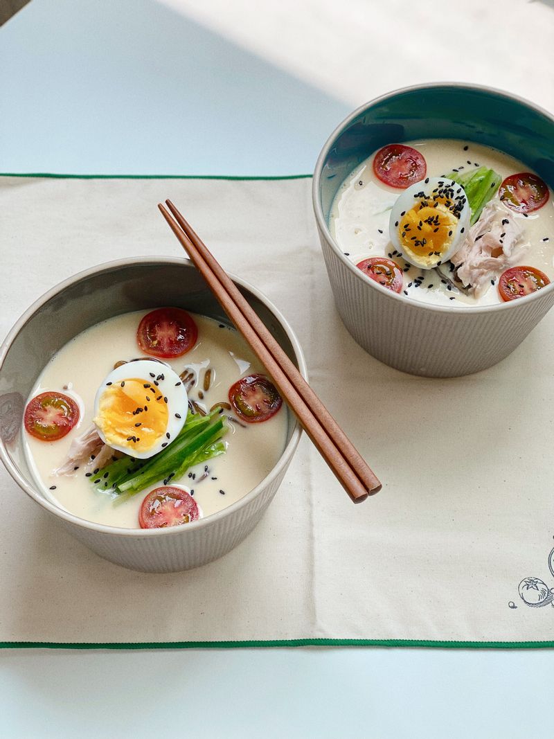 여름에 콩국수는 빠질 수 없는 메뉴잖아요!
평소에 면을 좋아하지 않아서 콩국수를 먹으면 항상 면만 남았었는데, 톳국수를 이용해서 콩국수를 만드니까 식감도 더 좋고 오히려 가벼워서 한 그릇 뚝딱할 수 있더라구요 :) 직접 해 먹으면 좋아하는 토핑을 올릴 수 있다는 것👌🏻 불 안 쓰고 먹는 밥이 최고입니다..💦 #콩국수 #톳국수 #콩물 #여름별미 #간편요리 #면요리 #고소한콩물